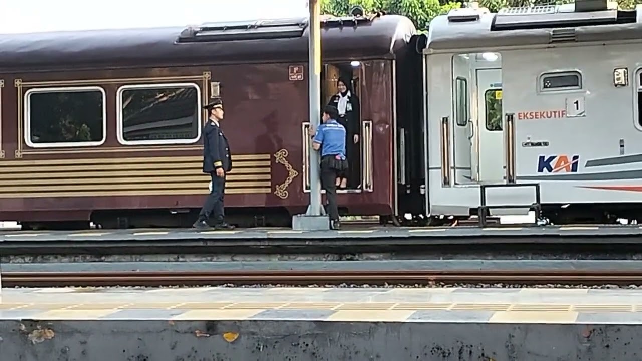 DETIK-DETIK KEDATANGAN KERETA EKSEKUTIF TUJUAN JAKARTA di stasiun kereta api Lamongan