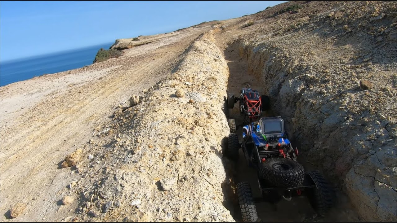 Axial Bomber RR10 + Axial Capra cruising crawling @ April 2023