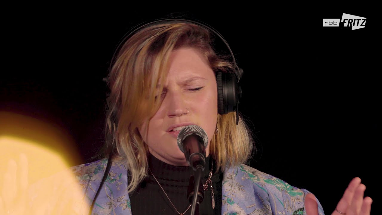 Flora Falls // Wake Up - Original Song // Radio Fritz Berlin Live Performance