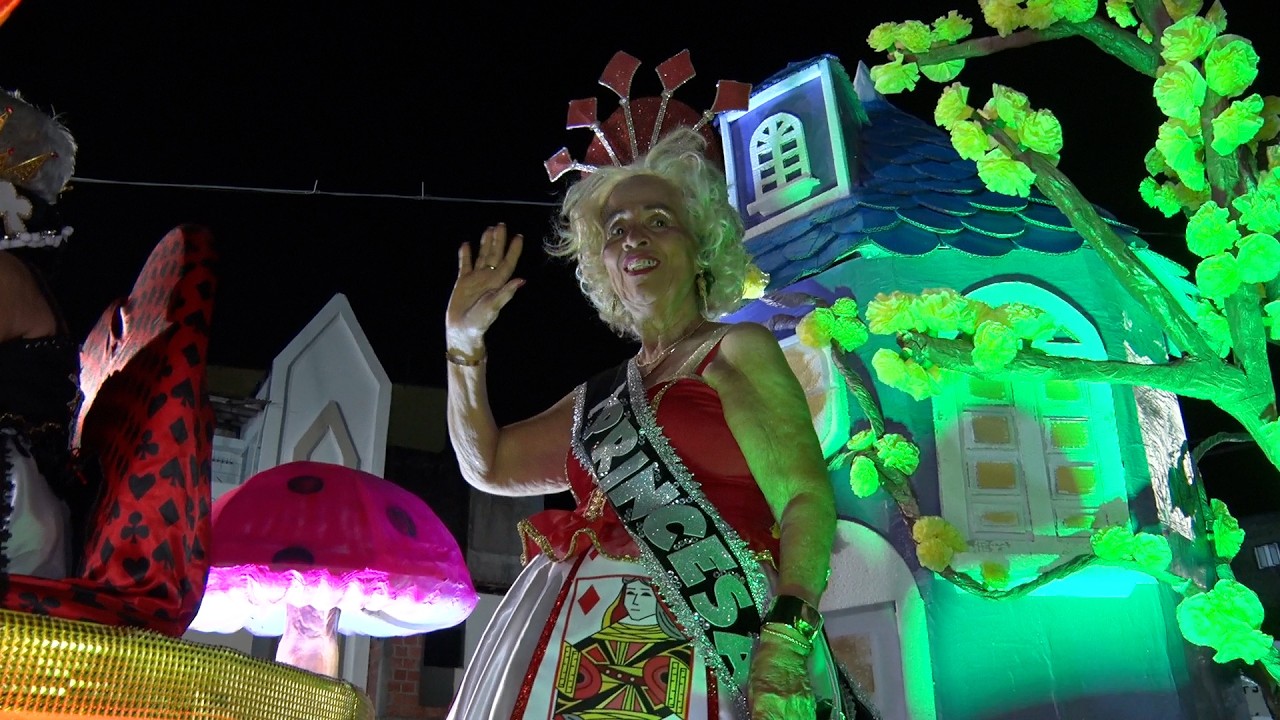 CARNAVAL EM MADRE DE DEUS BLOCO 'TERCEIRA IDADE ' FAZ FOLIA NA AVENIDA