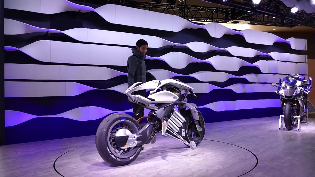 Demonstrating Yamaha Motor Motoroid at Tokyo Motor Show [RAW VIDEO]