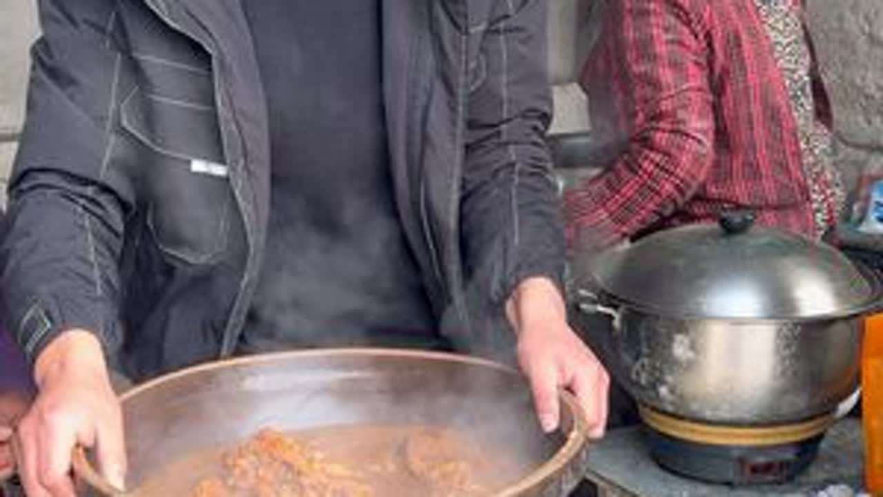 卤了一大锅牛肉，有年味了，俺家这厨房也很有年代感了……#记录真实农村生活 #回村的生活 #记录真实生活
