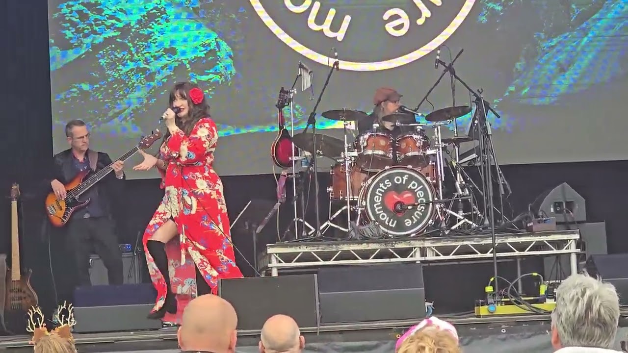 Glastonbudget (2025) - Moments of Pleasure (Kate Bush Tribute) - 'Babooshka'