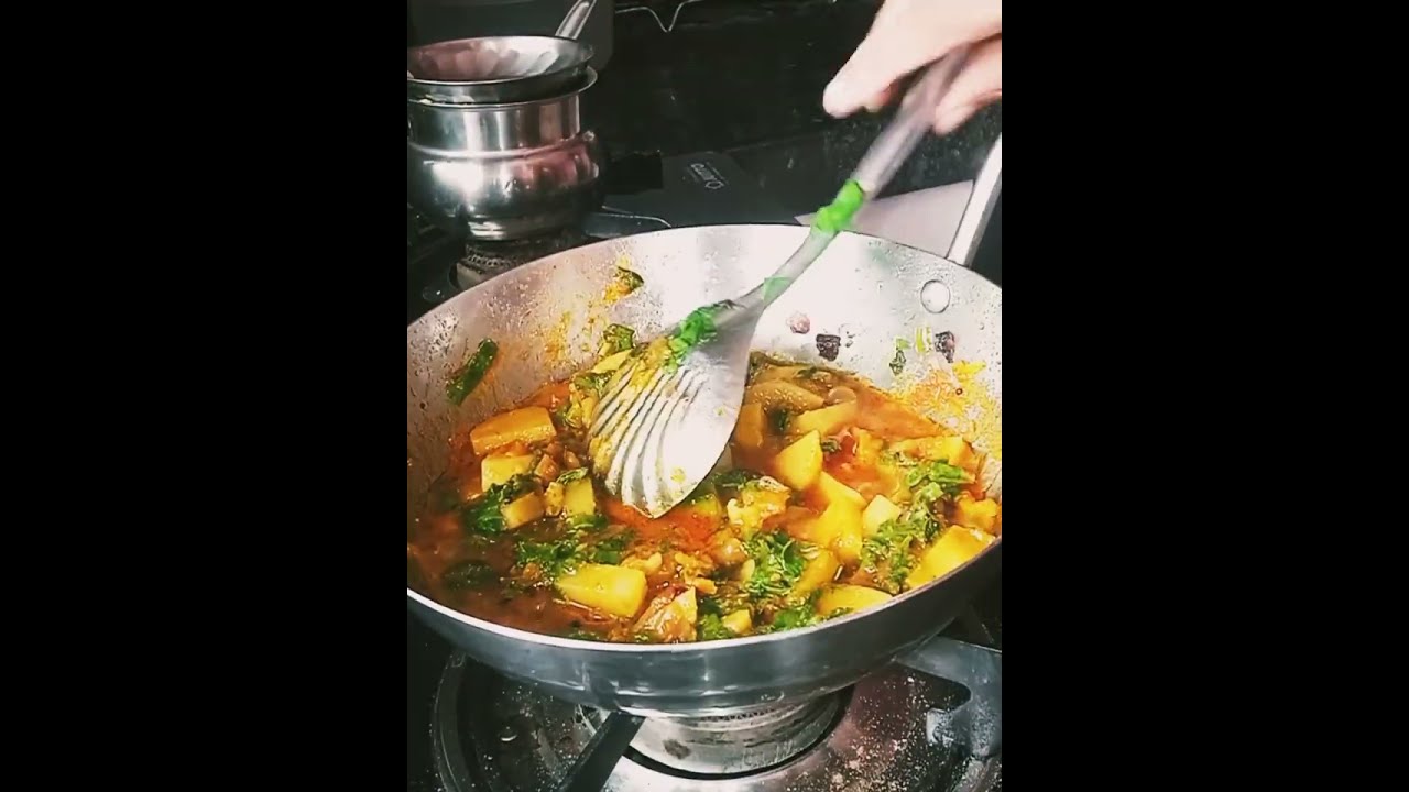 हॉटेल स्टाईल आलू पालक अगदी सोप्या पद्धतीने घरीच  | potato spinach recipe 