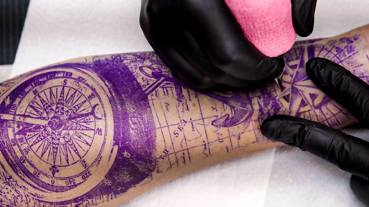 MAPA E BUSSOLA REALISTA .. TATUAGEM PRETO E CINZA