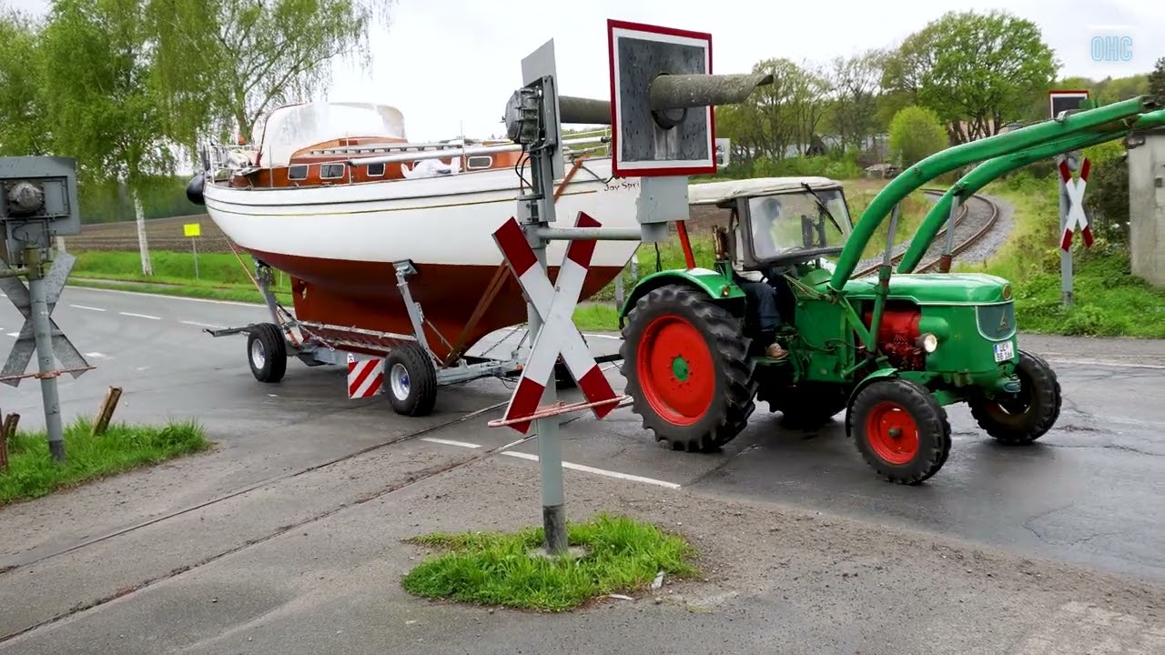 Traktor DEUTZ D50s schleppt die Yacht Vind&ouml; 50 SL nach Scharnebeck am 20.04.2024