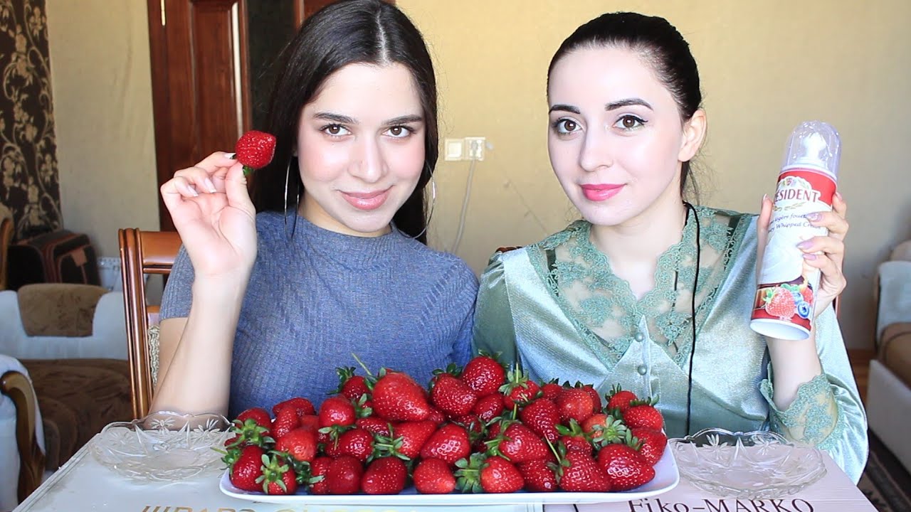 КЛУБНИКА/MUKBANG С AYKA EMILLY/КТО БОЛЬШЕ СЪЕСТ?
