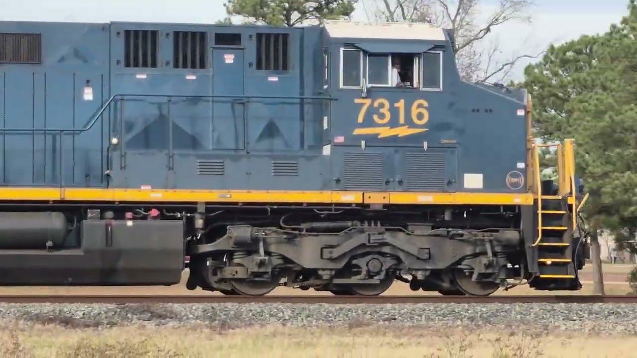 Train G60621 heads up North with a sequeling K5LA horn 