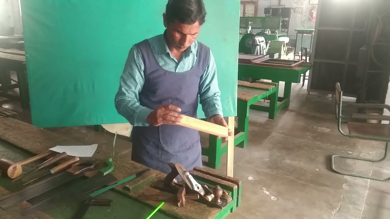 CARPENTRY SHOP- HOW TO PREPARE CROSS HALVING LAP JOINT / Diploma 1st semester....