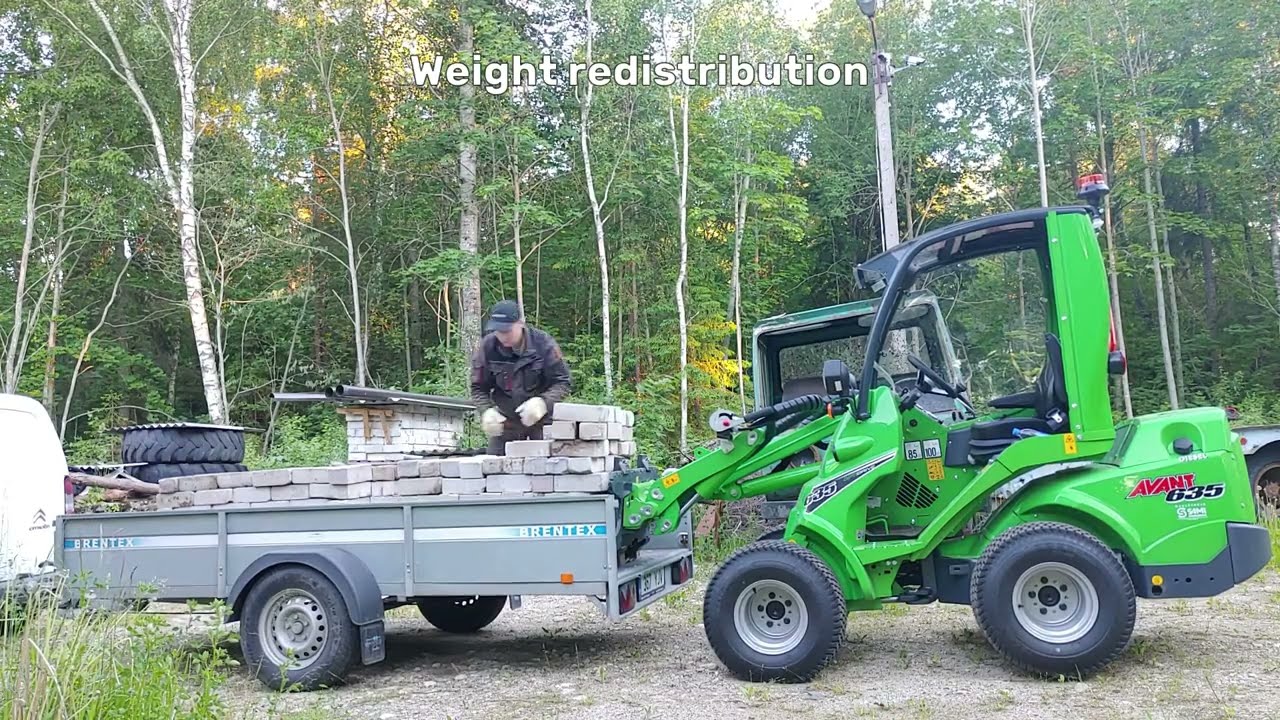 Avant 635 unloading silicate bricks