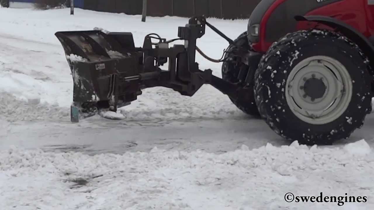 Valtra N141 Plowing snow