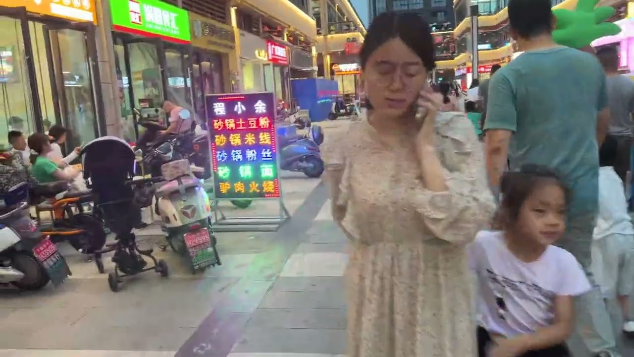 周末去新开的商街街走走，iPhone的防抖效果真好，边走边拍完全不需要云台