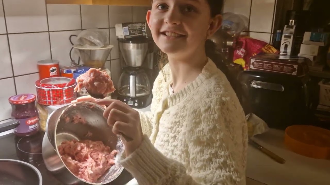 Jeg laver frikadeller og slår en prut- hovsa.