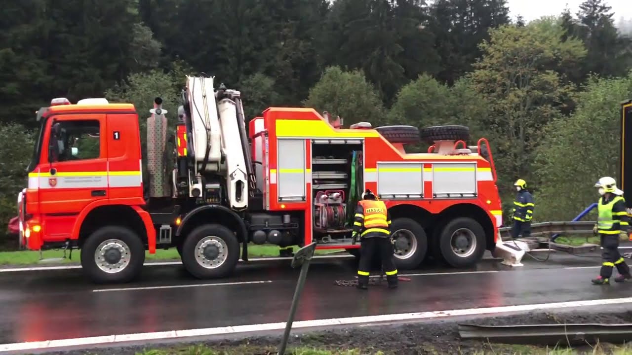 17.20.2020 Po nehodě kamionu u Starých Hamrů hasiči stavěli norné stěny