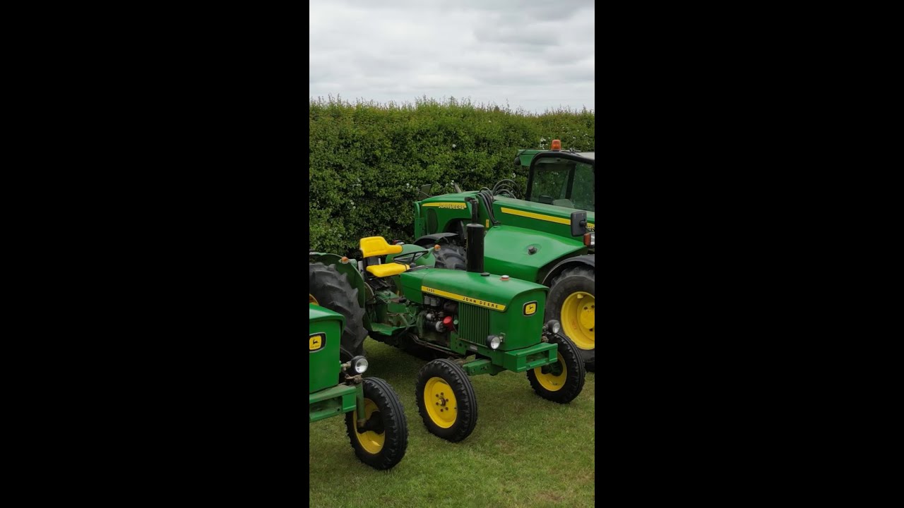 An epic John Deere line-up: classics, icons, and pure tractor heritage. 💚💛