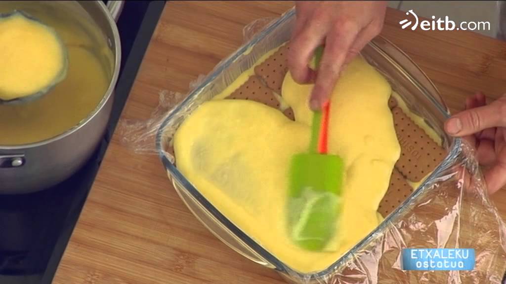 Natillaz eta txokolatez bustitako gaileten tarta