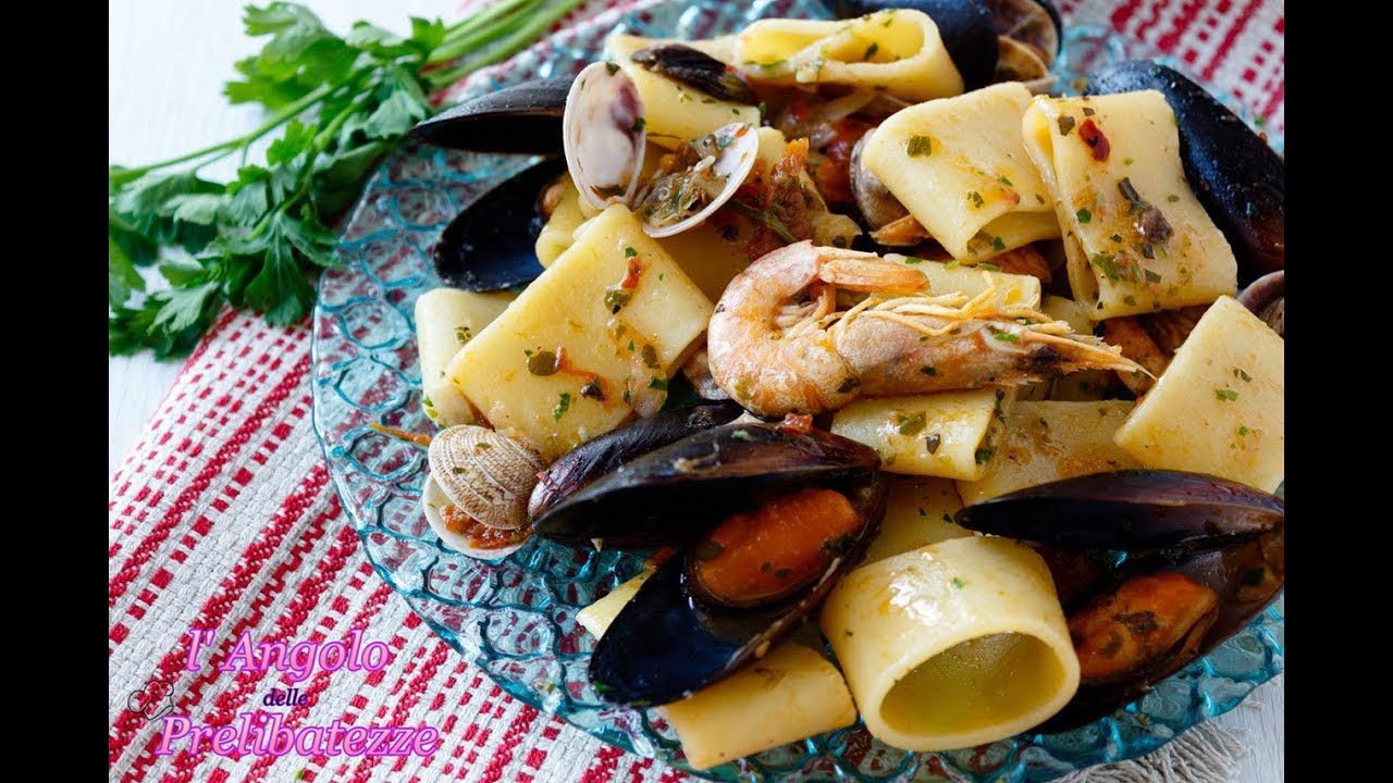 Calamarata ai frutti di mare (con cozze, vongole e gamberi). Ricetta economica e facile