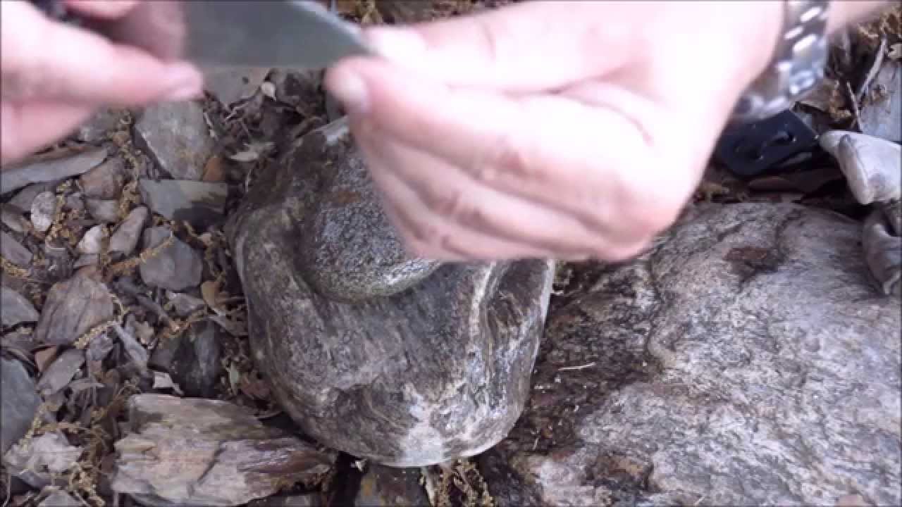 Aiguisage couteau dans la nature