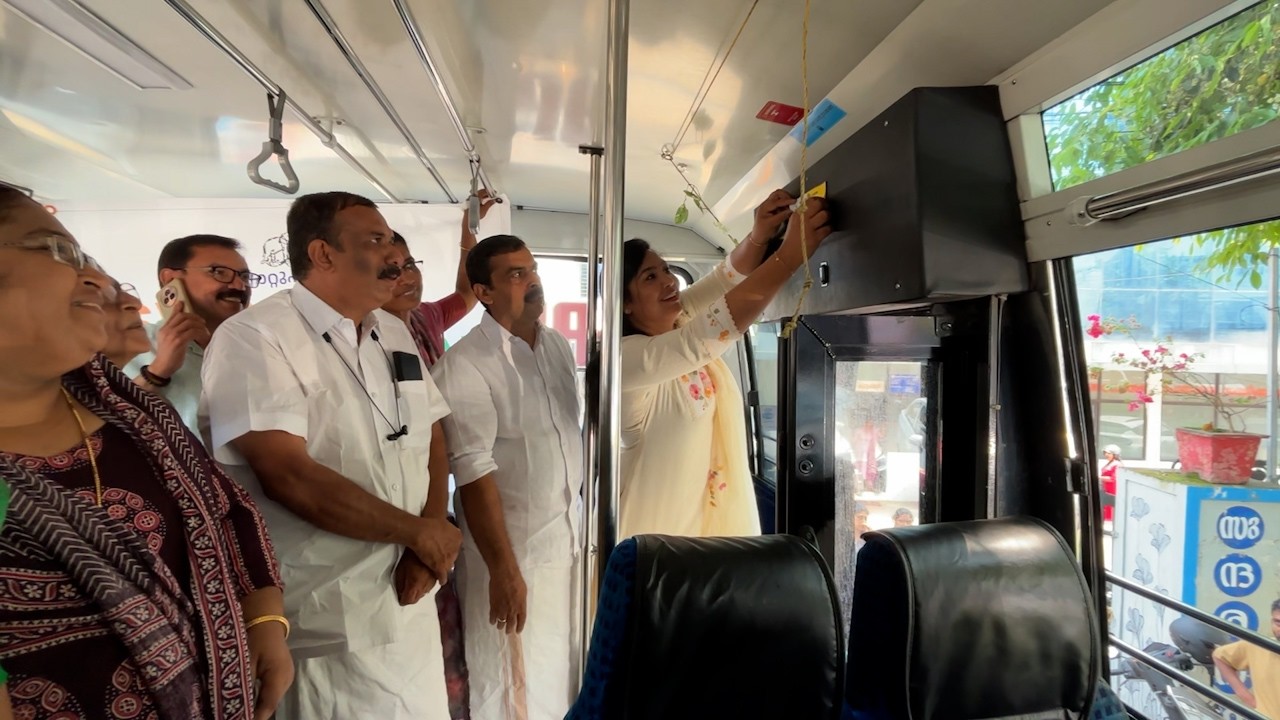 മാലിന്യ സംസ്കരണ പ്രവർത്തനങ്ങളുടെ ഭാഗമായി വാഹനങ്ങളിൽ സ്റ്റിക്കറുകൾ പതിപ്പിച്ചു .