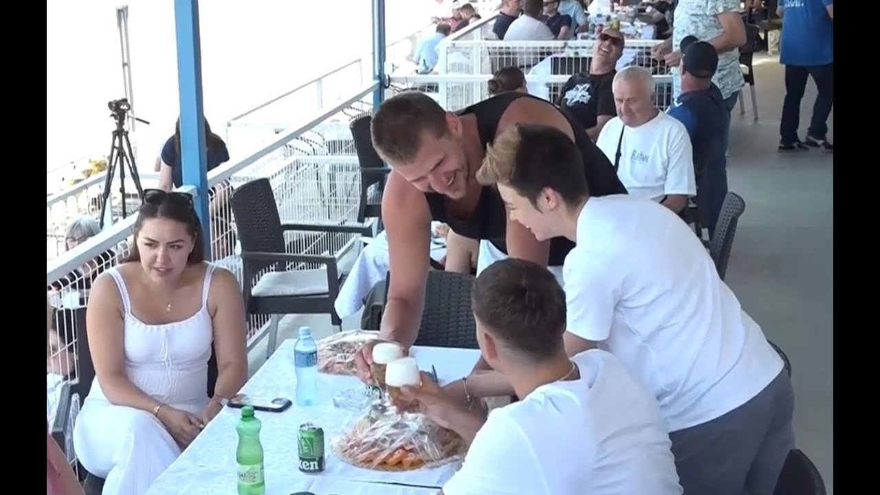 Jokić i Bogdan nazdravljaju uz pivo pobedu Džokerovog konja: Opuštanje NBA zvezda pred pripreme