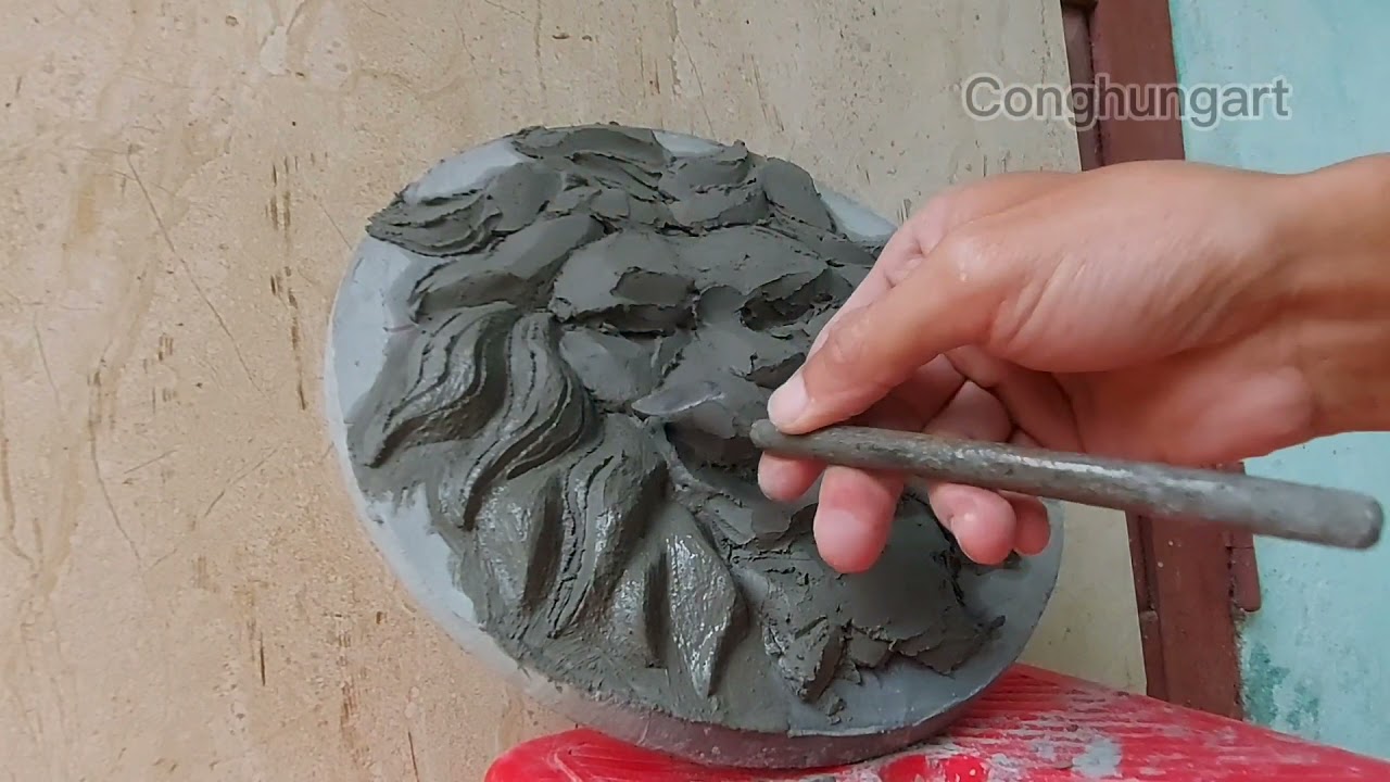 Make a cement lion head relief on a circle