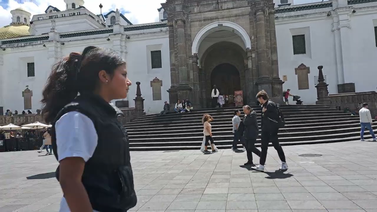 Dialogando frente a la Catedral de Quito. 5786 - 2026