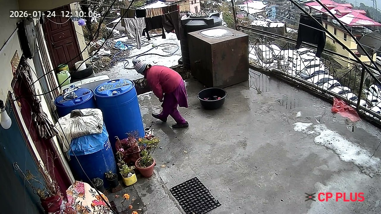 बर्फ  गिरने के बाद कपड़े  सुखाने के लिए  हमारी  तारों पर कपड़े  डालने को कब्जा करती हुई  ।