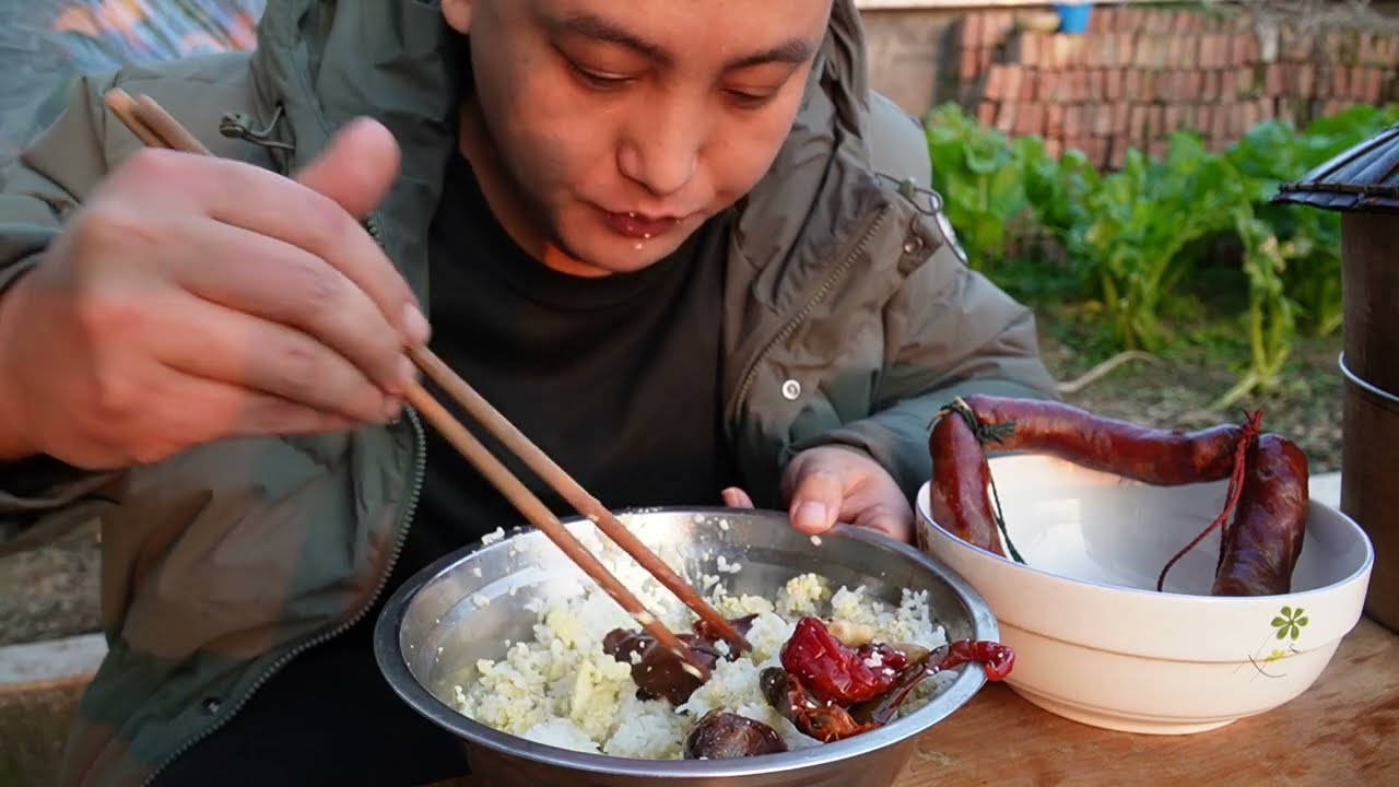 麻辣香肠配蛋羹拌饭，太下饭了！再来点泡姜泡椒直接停不下来
