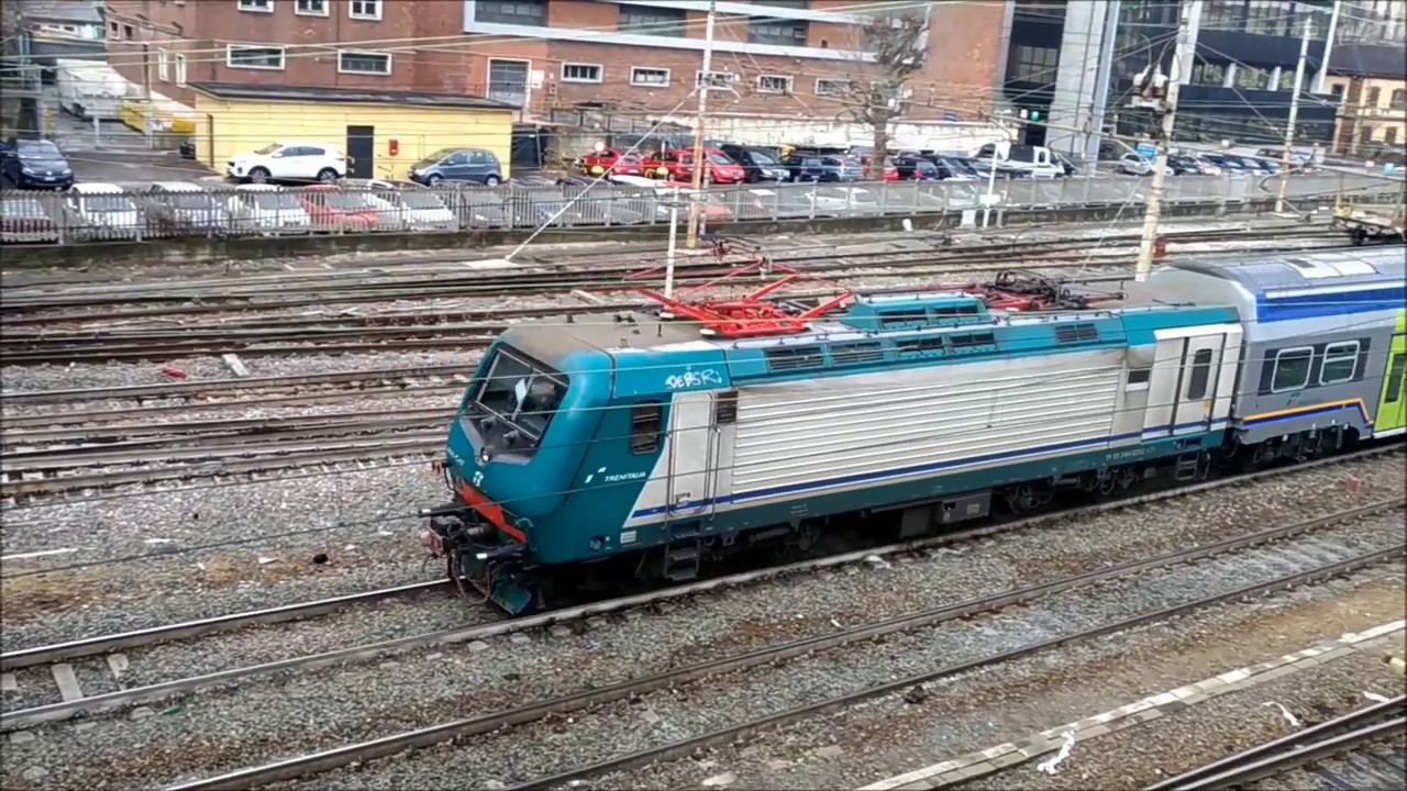 Treni vari a Torino Porta Nuova. Various trains at Torino Porta Nuova.