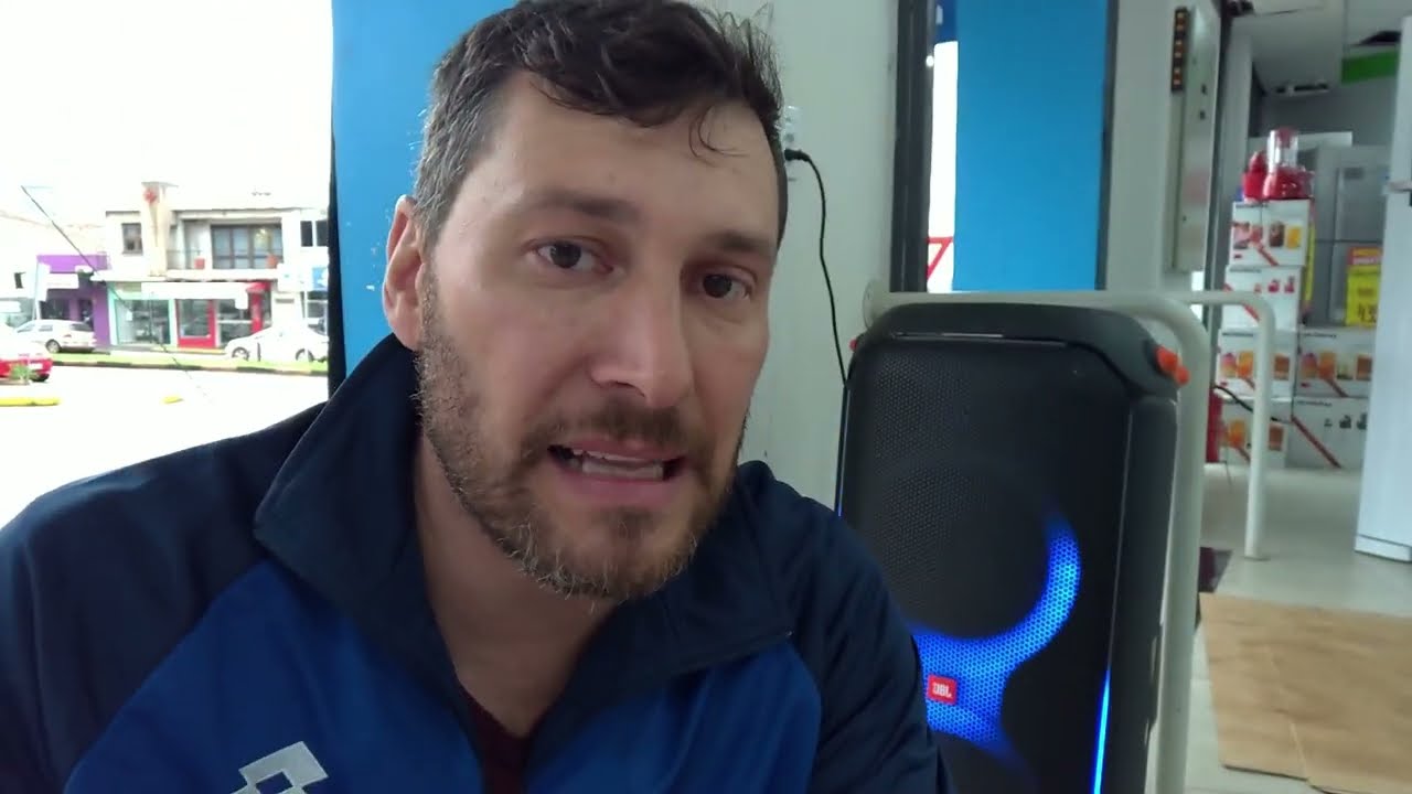 Caixa de som torre com rodinhas JBL 710, mais detalhes sobre ela e comparação com a JBL 1000.