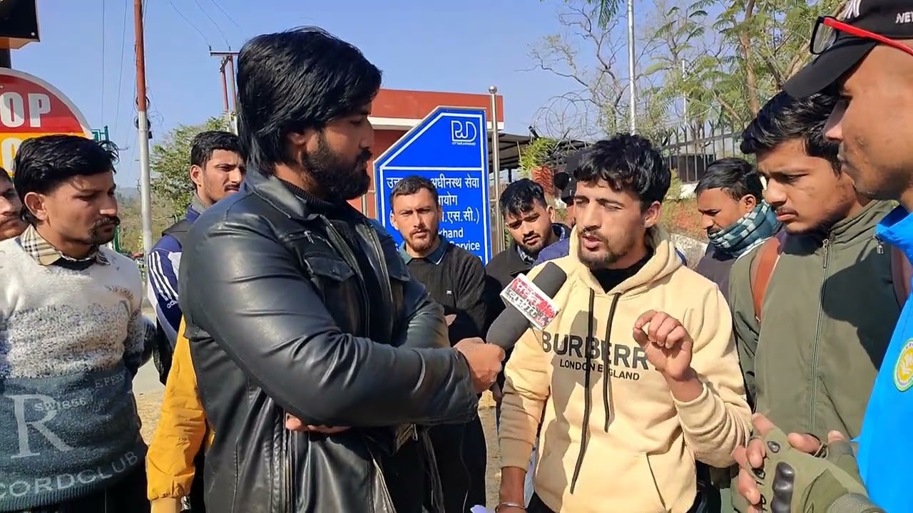 पुलिस भर्ती  में विसंगति एवं पुराने नोटिफिकेशन के अनुसार की मांगों को लेकर आयोग पहुंचे अभ्यार्थी