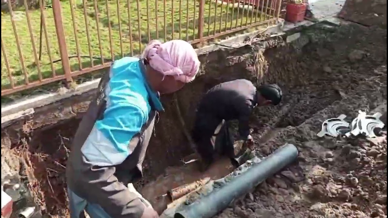 “Repairing a Leaking Water Pipe During Sidewalk Excavation | Complete Process”