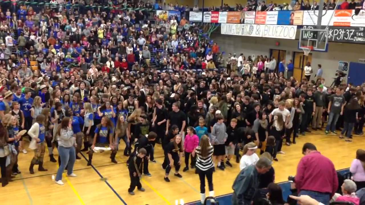 mt.juliet and wilson central do the cha cha slide at halftime