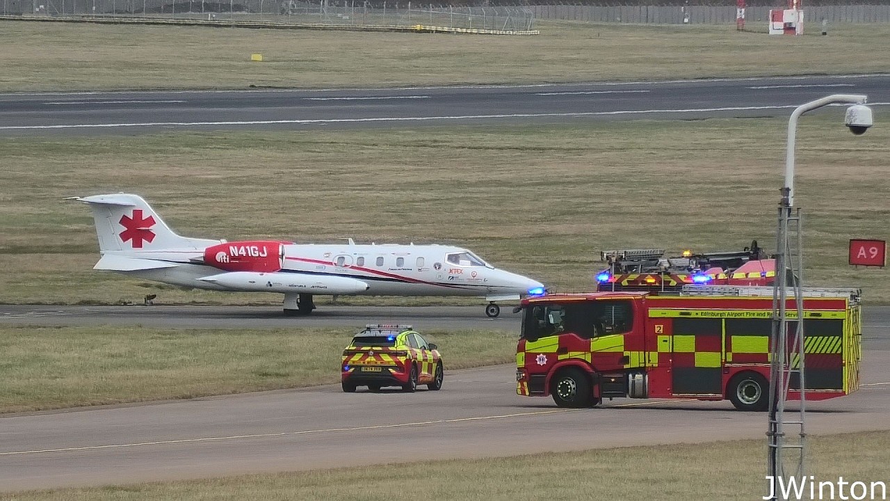 ОТКЛЮЧЕНИЕ ЭЛЕКТРОСНАБЖЕНИЯ. Самолет Learjet 35 совершает посадку в аэропорту Эдинбурга.