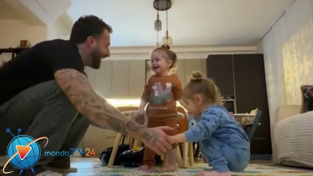 Il video che intenerisce il web, Andreas Muller gioca insieme alle sue bambine 