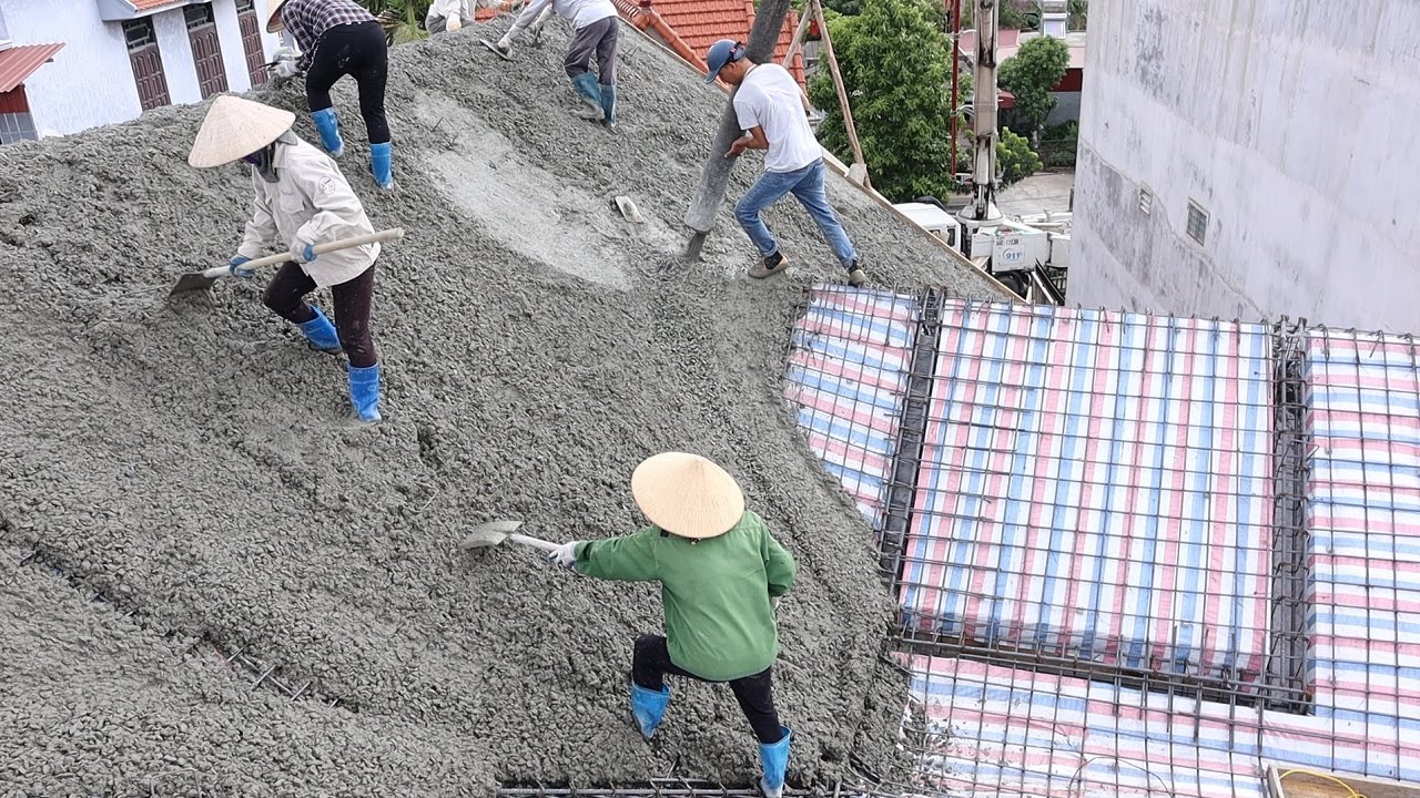 Construction Big Sloping Concrete Roof Using Ready Mixed Concrete