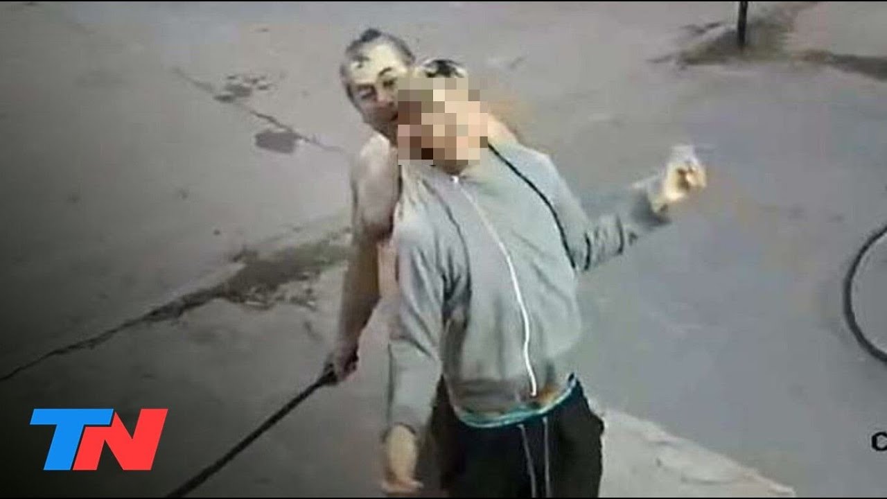 Atrapó a un ladrón, lo puso de rodillas frente a una cámara de seguridad y lo azotó con un machete