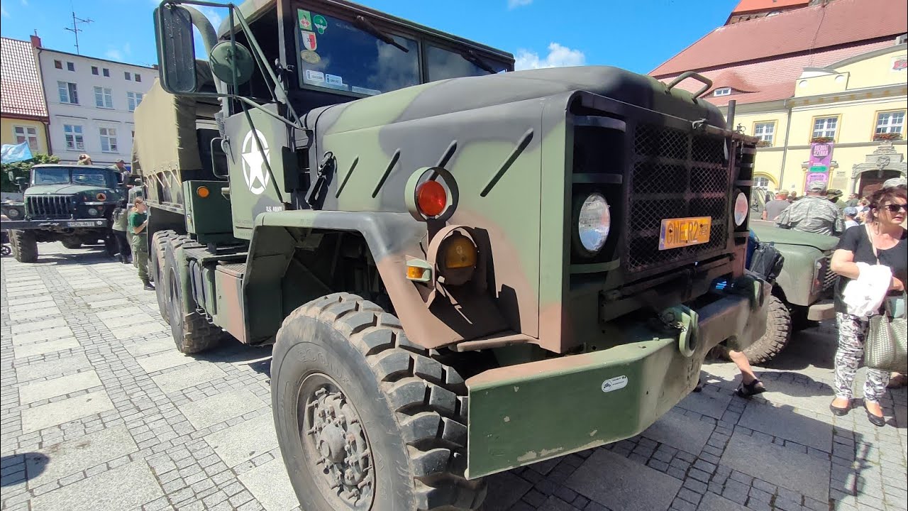 Przejazd pojazdów wojskowych w Darłówku. Zlot militarny Darłowo 2022