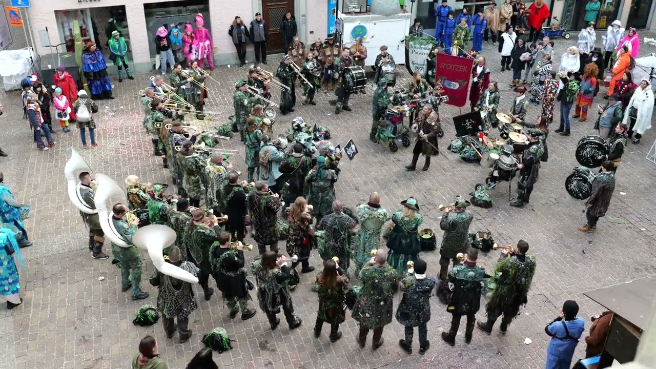 Spöitzer Luzern am Güdismäntig auf dem Hirschenplatz | Luzerner Fasnacht 2024, Guuggenmusik Konzert