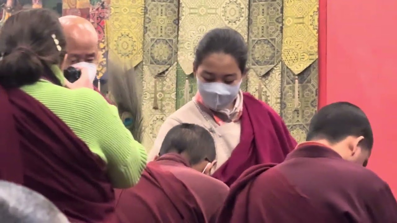 བླ་ཆེན་རྣམས་ཀྱི་དབང་སྐུར་བཞིན་པའི་སྣང་བརྙན།