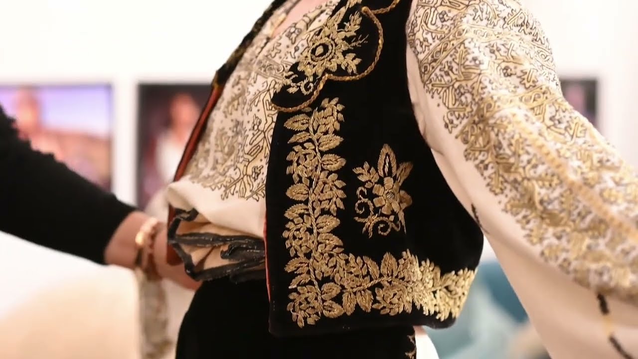 TRADITIONAL MUSE  &ndash; &Icirc;nveșm&acirc;ntarea cu costum tradițional și podoabe prețioase