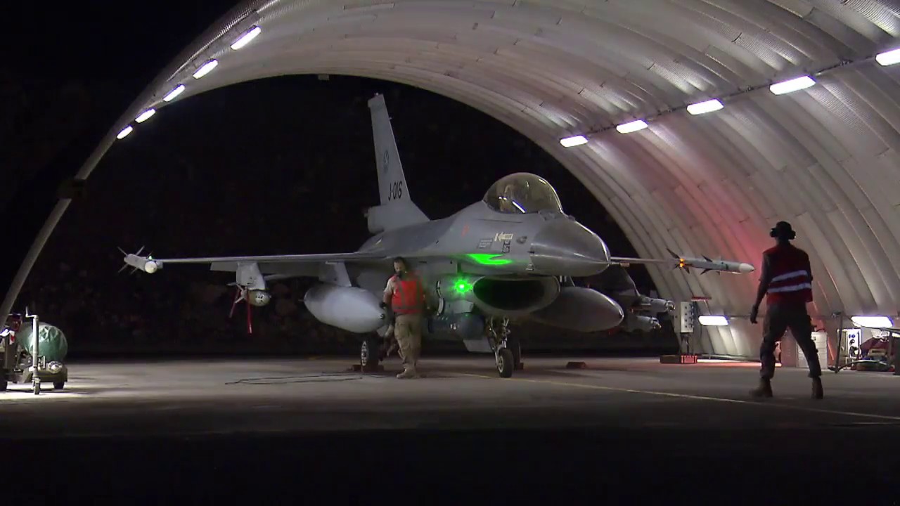 Avondvliegen F-16's boven Nederland