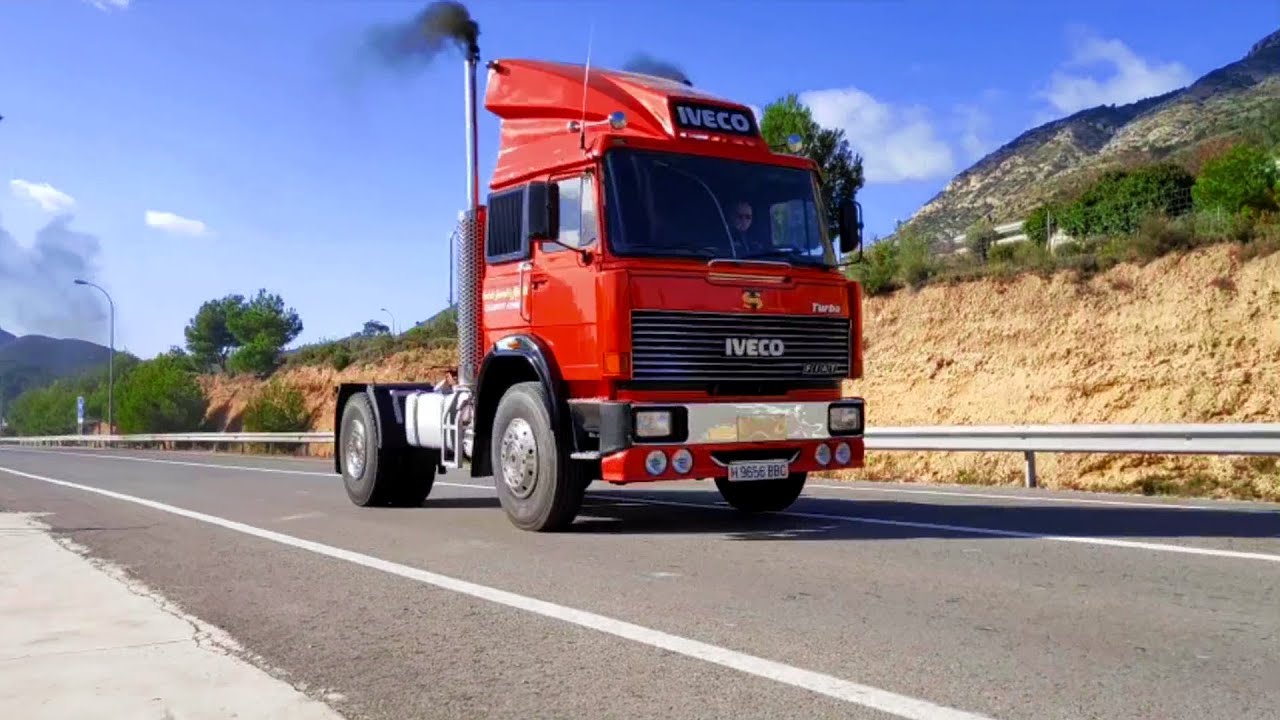 Truck v8 sound - Trzy ciężar&oacute;wki z silnikami v8 przyspieszające na starcie