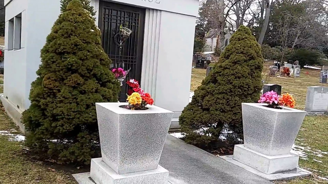 La Tumba de Celia Cruz en el Cementerio Woodlawn en el Bronx - New York