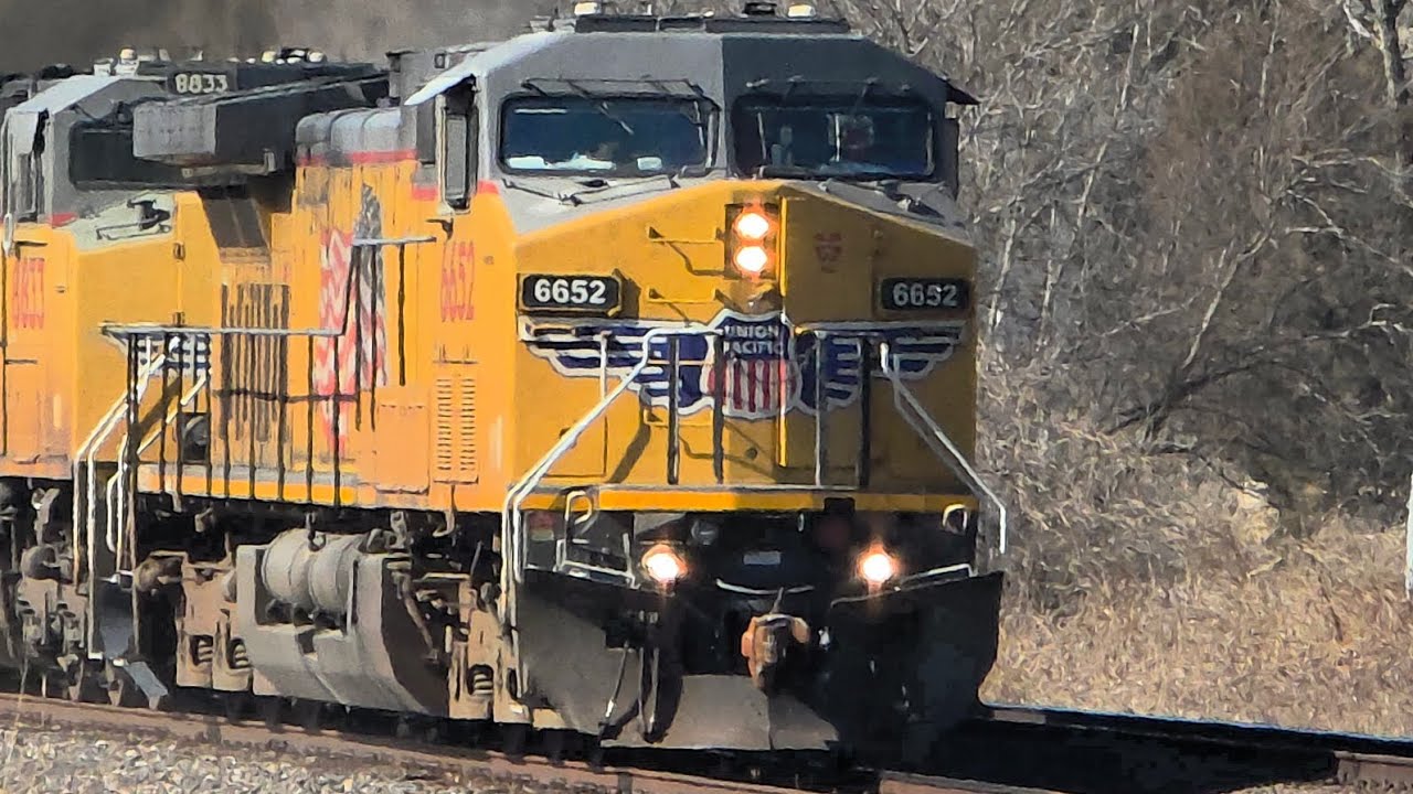[4K] LOW DITCHLIGHT leader leads one of the FASTEST coal trains thru a QUIET zone! 