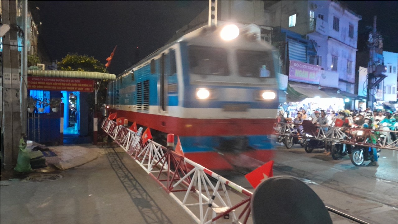 [TÀU HỎA TP.HCM] D19E-937 kéo tàu SE4 qua chắn Huỳnh Văn Bánh ngày 8/3/2026
