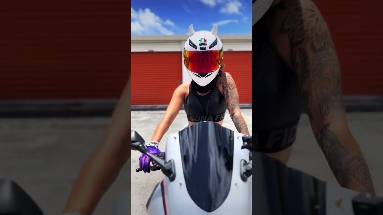 That color looks good on you 😈 #biker #twowheeler