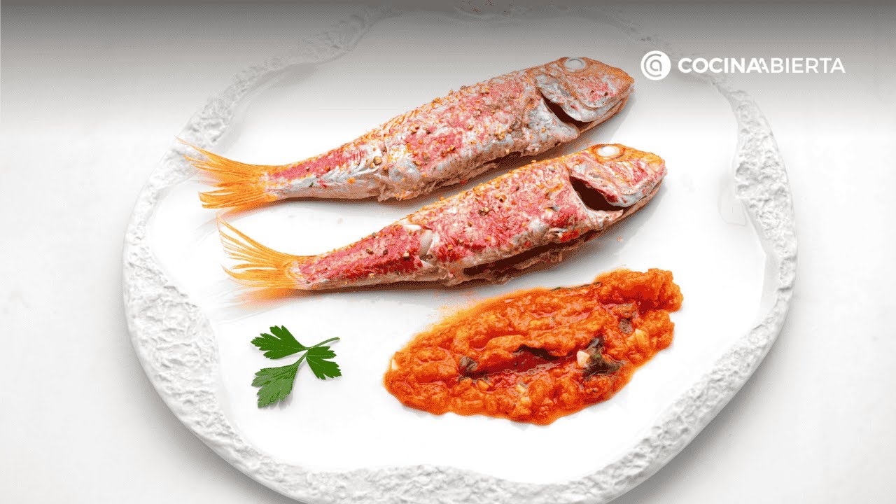 Salmonetes asados con tomate, receta mediterránea al horno de Karlos Arguiñano