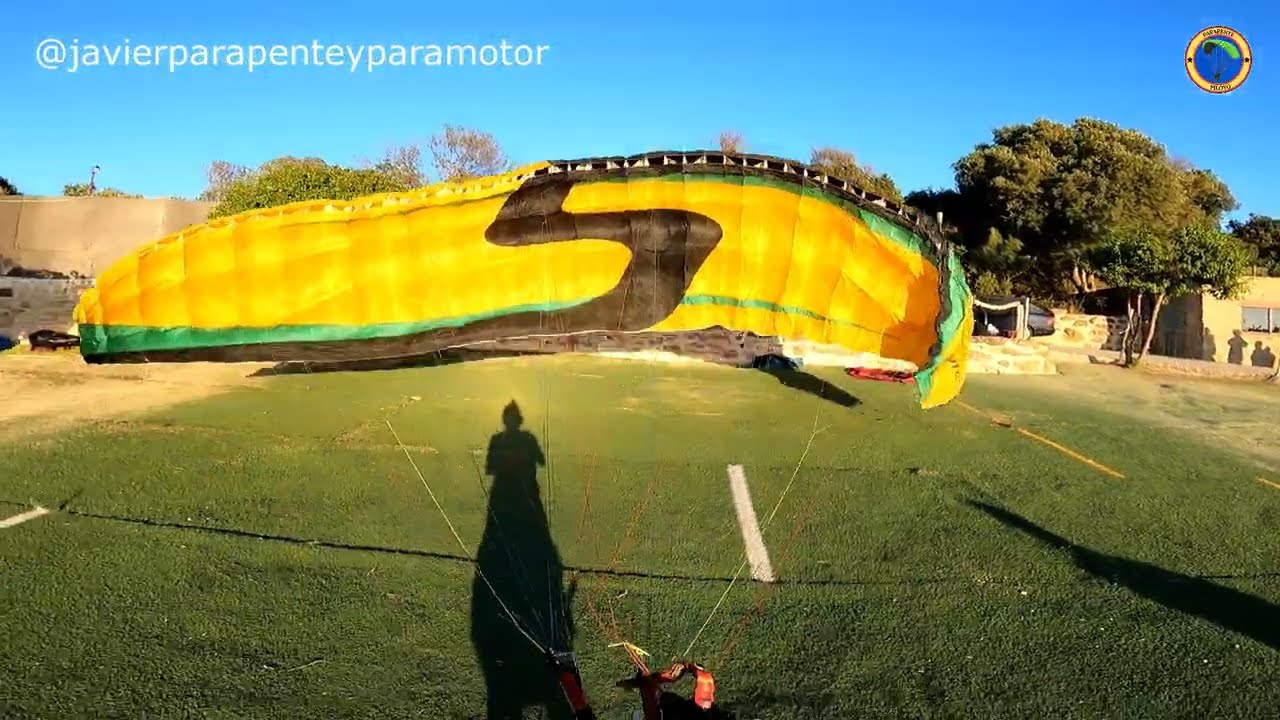 Parapenteando  por el campo.