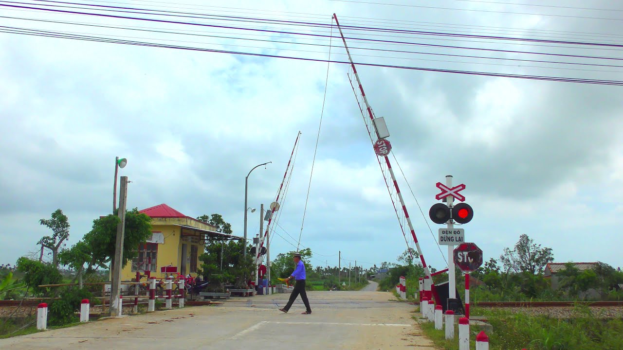 RailwayTV | Đường ngang // railroad crossings in Vietnam #11